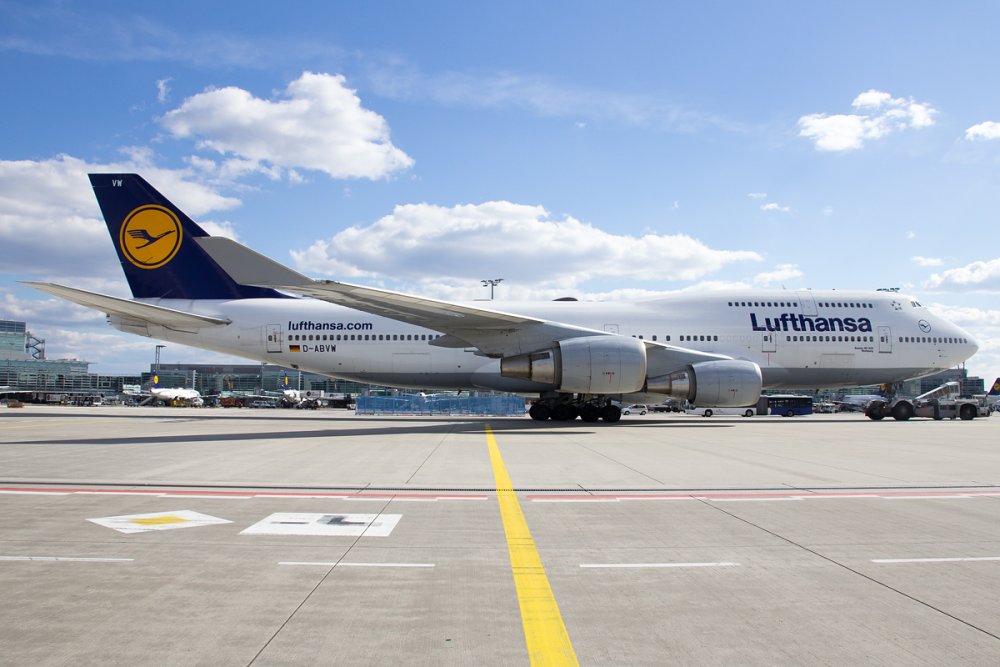 D-ABVW_B744_Lufthansa_Tour
